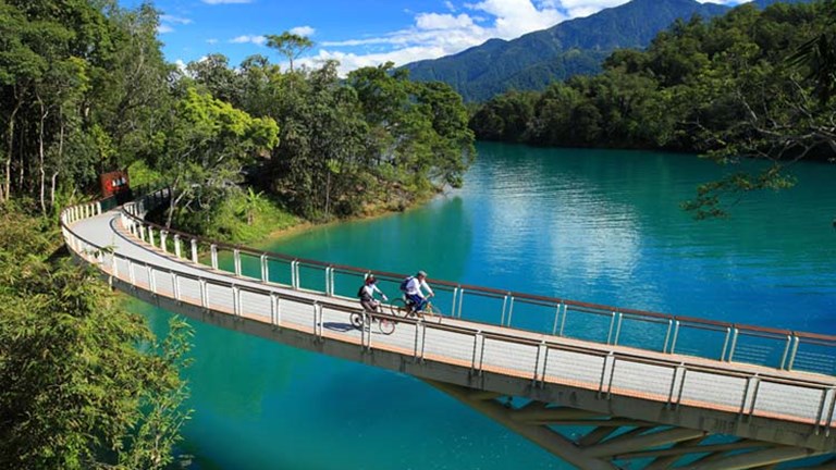 Hasil gambar untuk sun moon lake