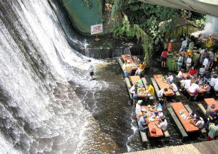 Makan-makan di Restoran Air Terjun Labasin, Filipina
