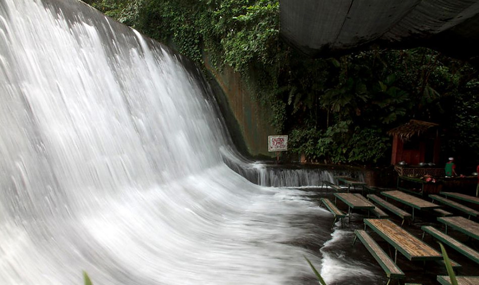 Makan-makan di Restoran Air Terjun Labasin, Filipina