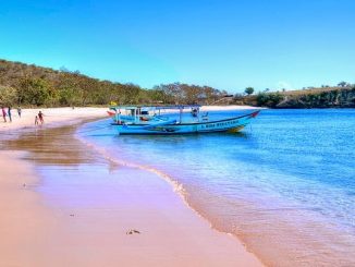 Pantai Tangsi Di NTB - Pantai Indah Dengan Pasir Berwarna Pink