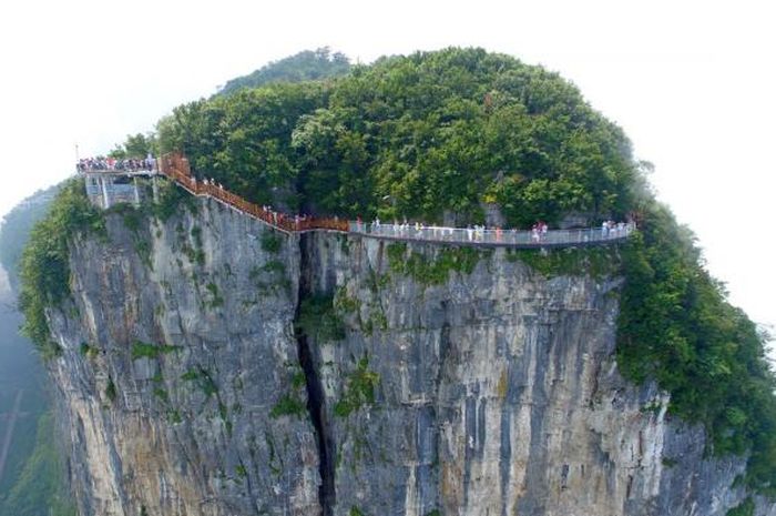 Coiling Dragon Cliff Skywalk - Jembatan Kaca Yang Indah Di China